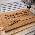 Fichier CNC & impression 3D panneau félicitations diplôme personnalisable – bas-relief pour sculpture bois, décoration murale STL
