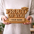 Fichier CNC & impression 3D panneau “Proud Of You” personnalisable – bas-relief bois pour cadeau graduation, décoration murale STL