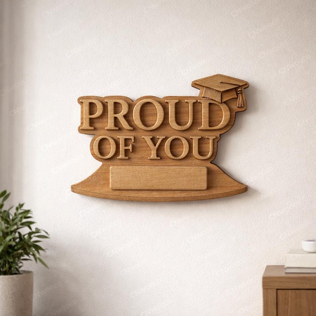 Fichier CNC & impression 3D panneau “Proud Of You” personnalisable – bas-relief bois pour cadeau graduation, décoration murale STL